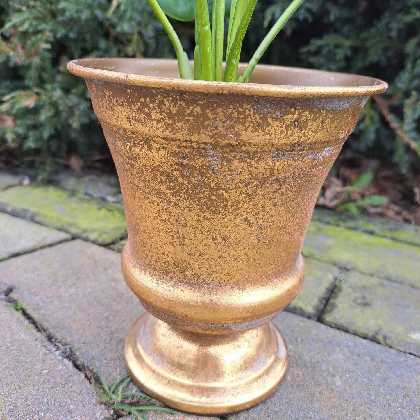 Osłonka na nóżce metalowa 16x13,5 cm złota doniczka wazon