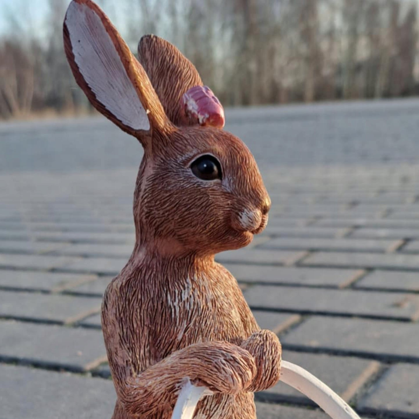 Figurka wielkanocna zajączek z koszyczkiem osłonka na rzeżuchę owies