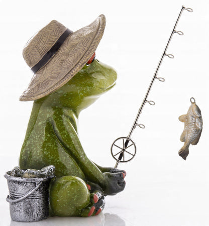 FIGURKA ŻABA RYBAK W KAPELUSZU 13,5x12x14cm wędkarz żabka