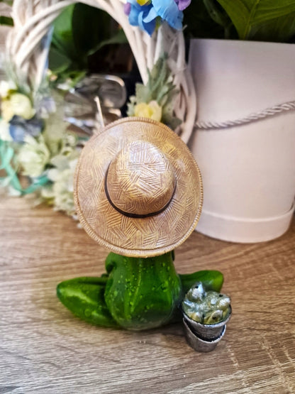 FIGURKA ŻABA RYBAK W KAPELUSZU 13,5x12x14cm wędkarz żabka