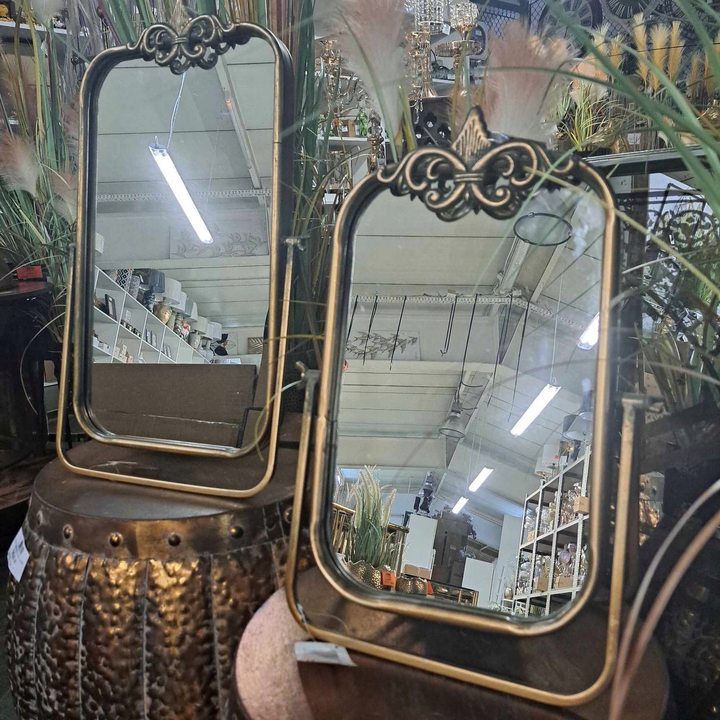Lustro stojące prostokątne metalowe złote na toaletkę 57 x 37 cm barokowe