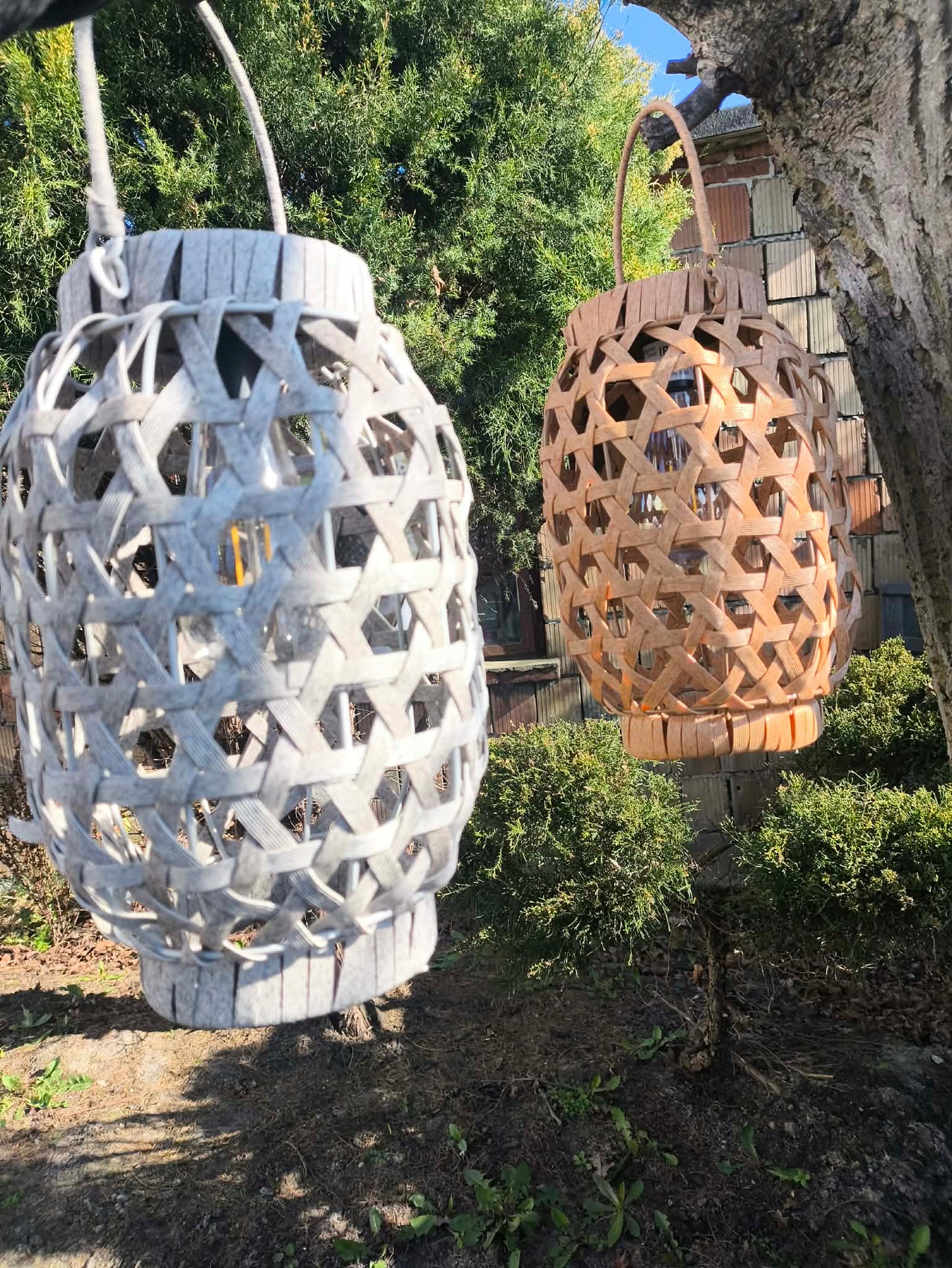 Lampion solarny rattanowy LED wiszący ogrodowy balkonowy 28 cm pleciony
