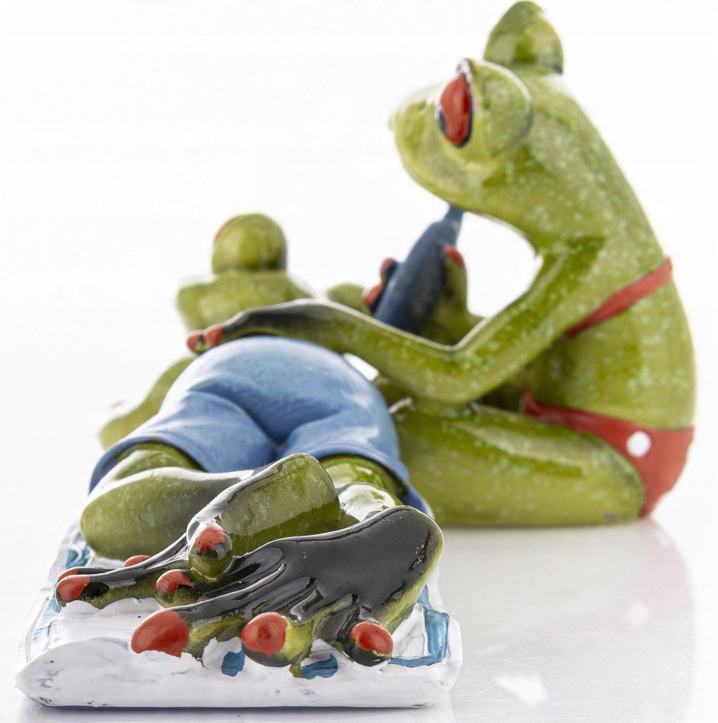 FIGURKA ŻABY PLAŻOWICZE 8,5x21x10cm żabki na wakacjach opalanie
