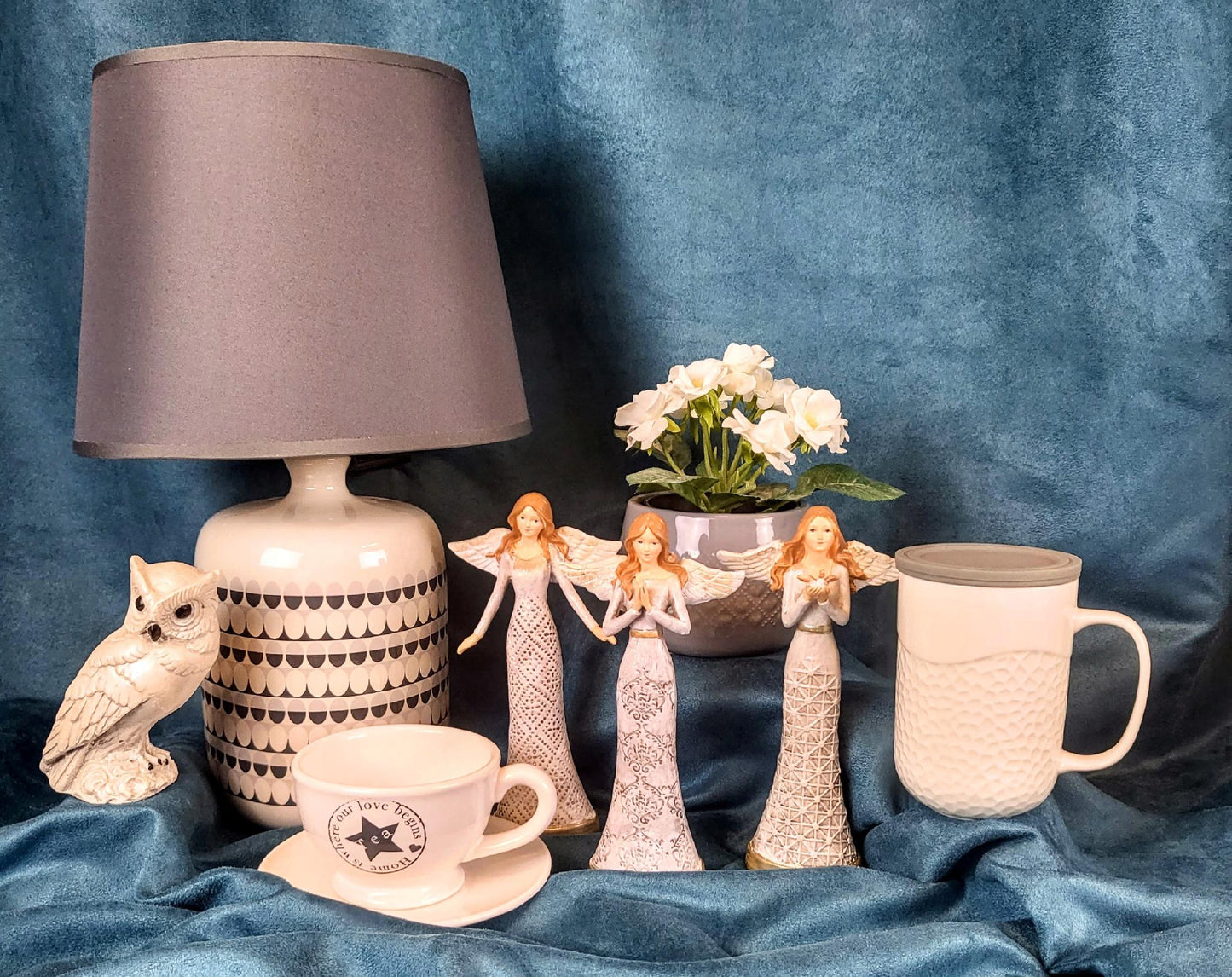 Aniołek FIGURKA ANIOŁ Z GOŁĘBIEM W AŻUROWEJ SUKIENCE 20CM