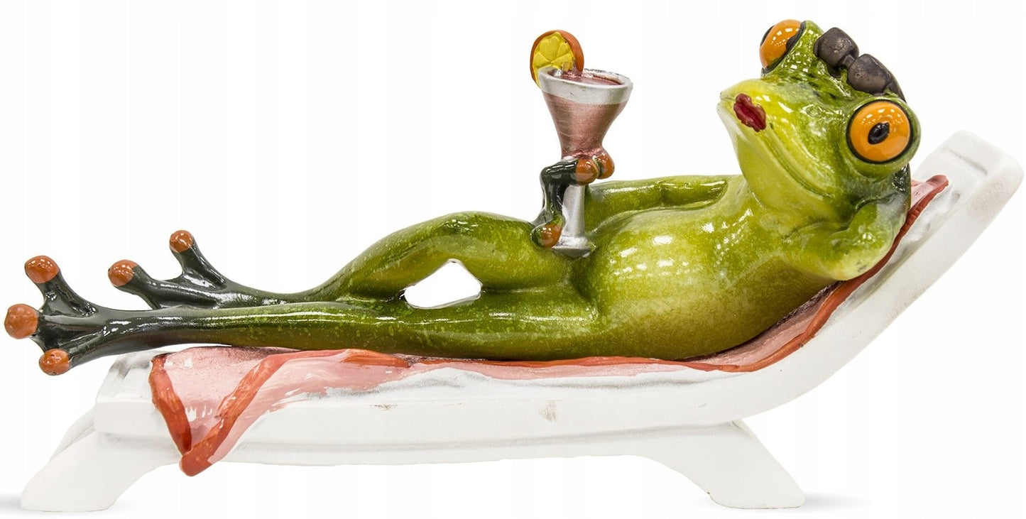 FIGURKA ŻABA NA LEŻAKU Z DRINKIEM ŻABKA