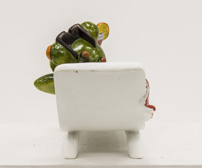 FIGURKA ŻABA NA LEŻAKU Z DRINKIEM ŻABKA