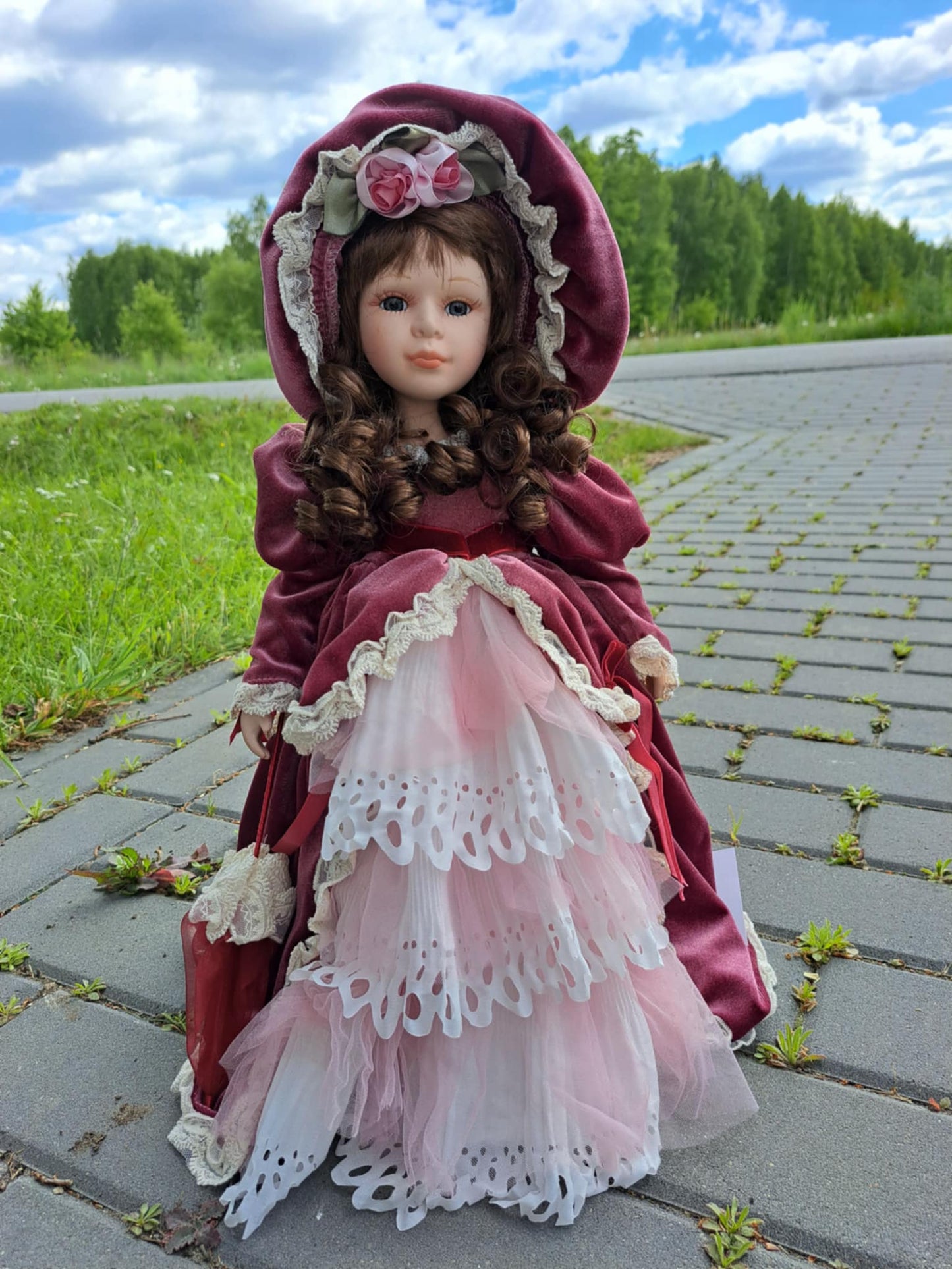 Porcelanowa lalka kolekcjonerska z parasolem 45cm wysoka dekoracyjna
