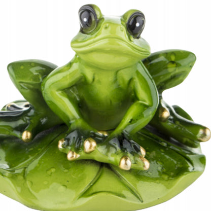 Figurka żabka na liściu lilii wodnej żaba nad stawem 6x8 cm