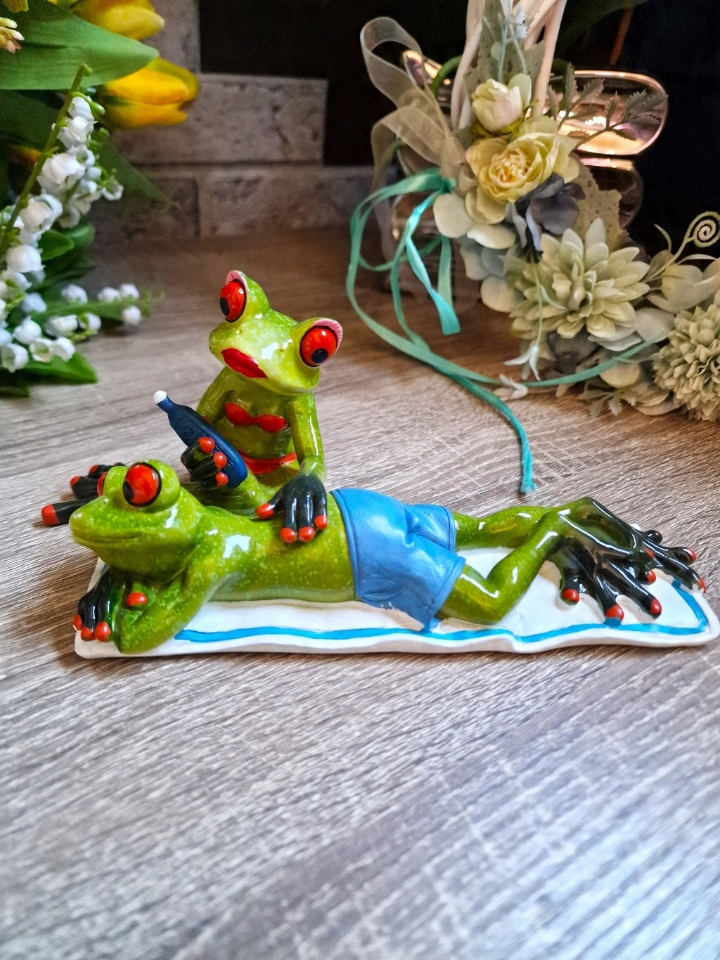 FIGURKA ŻABY PLAŻOWICZE 8,5x21x10cm żabki na wakacjach opalanie