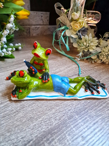 FIGURKA ŻABY PLAŻOWICZE 8,5x21x10cm żabki na wakacjach opalanie