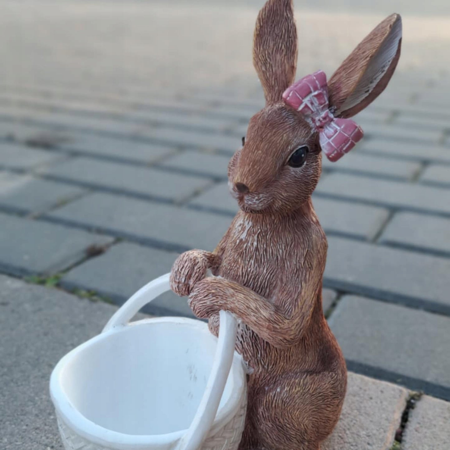 Figurka wielkanocna zajączek z koszyczkiem osłonka na rzeżuchę owies