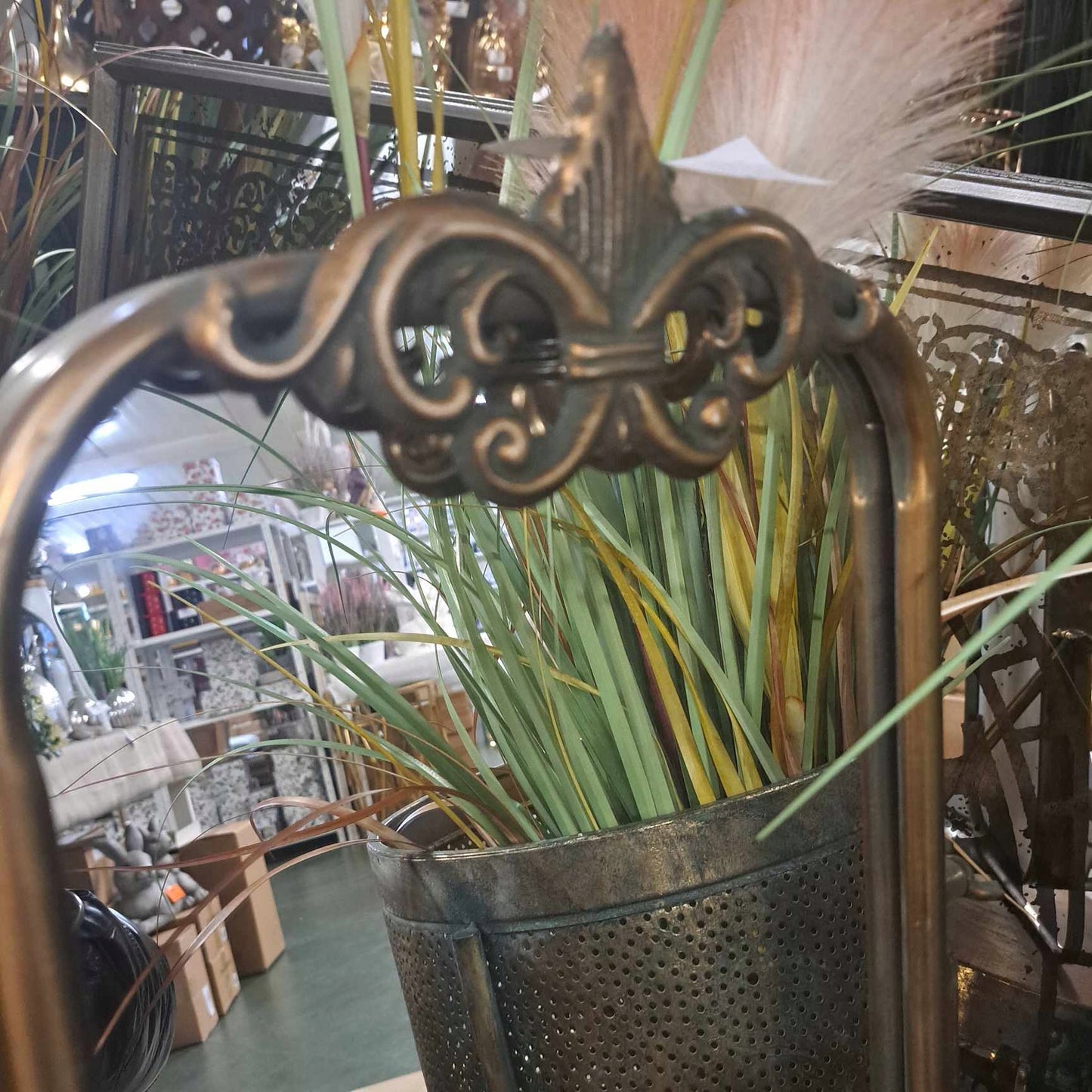 Lustro stojące prostokątne metalowe złote na toaletkę 42,5 x 30 cm barokowe