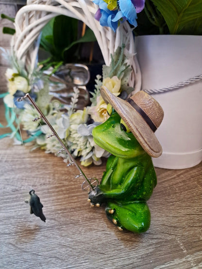 FIGURKA ŻABA RYBAK W KAPELUSZU 13,5x12x14cm wędkarz żabka