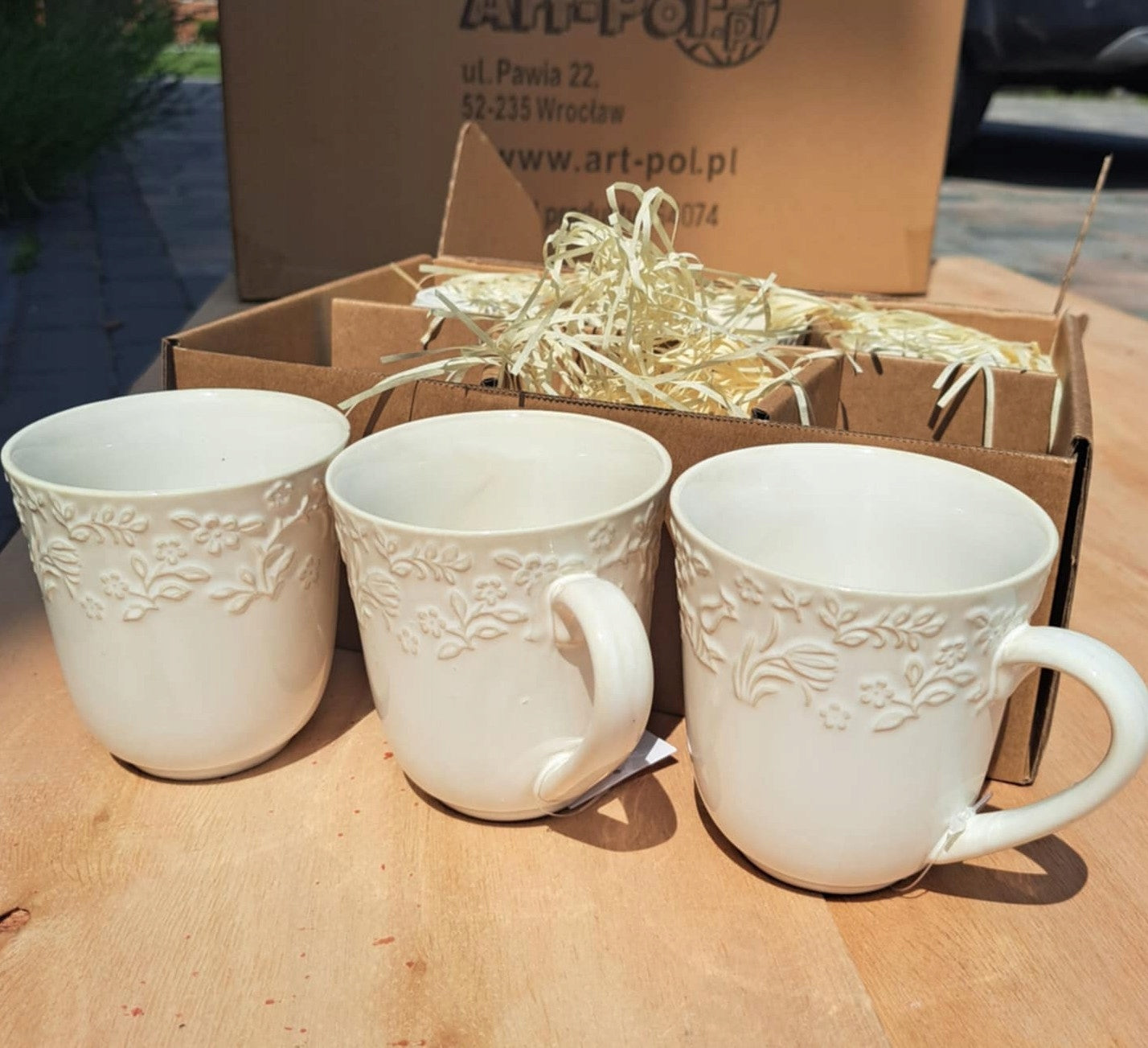 Kubek Sarmatia 400ml kremowy  porcelanowu ecru tłoczony wzór kwiaty