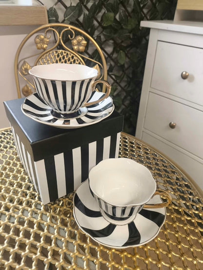 Komplet 2 szt filiżanek porcelanowych 220ml czarno - białe paski zestaw