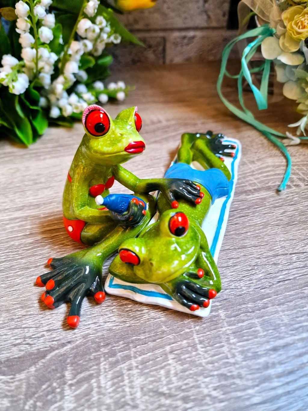FIGURKA ŻABY PLAŻOWICZE 8,5x21x10cm żabki na wakacjach opalanie