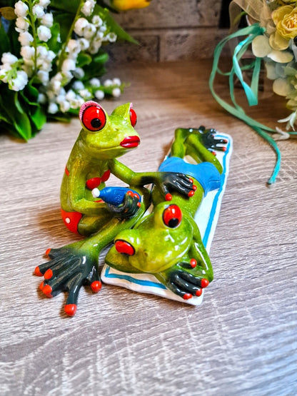 FIGURKA ŻABY PLAŻOWICZE 8,5x21x10cm żabki na wakacjach opalanie