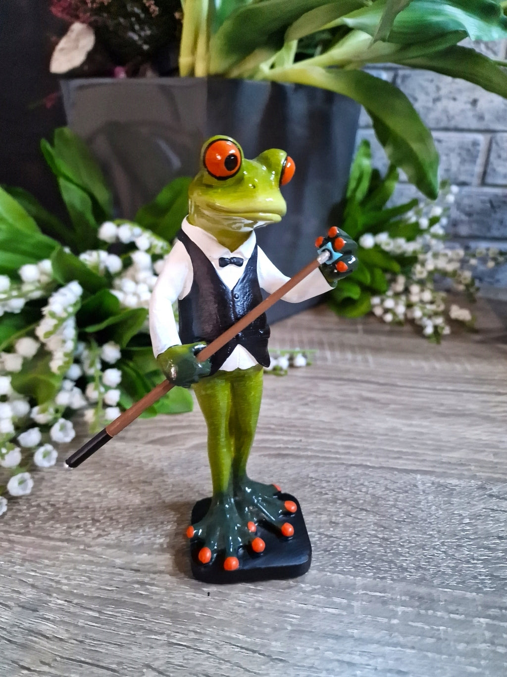 Figurka żaba pan żabka gra w bilard elegancik