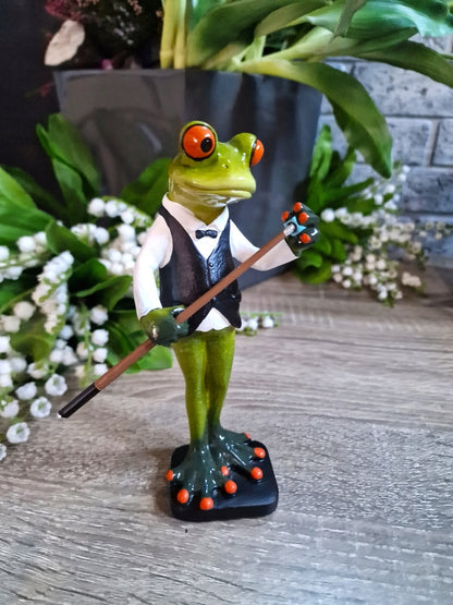 Figurka żaba pan żabka gra w bilard elegancik