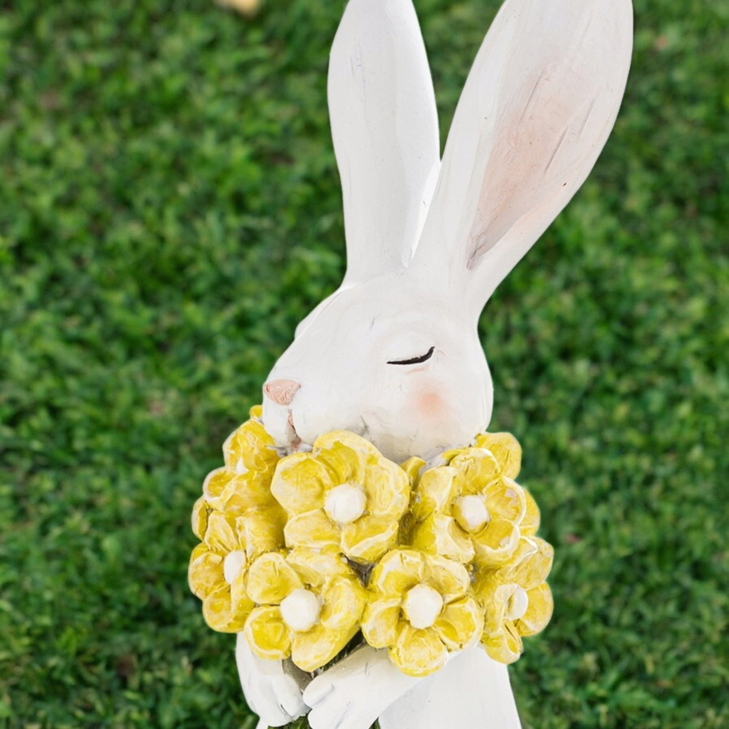 Figurka królik biały zajączek wielkanocny z kwiatami wiosenny 21cm