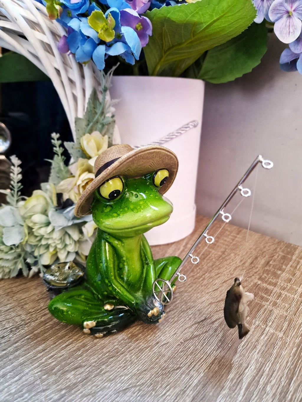FIGURKA ŻABA RYBAK W KAPELUSZU 13,5x12x14cm wędkarz żabka