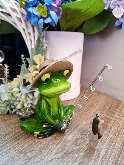 FIGURKA ŻABA RYBAK W KAPELUSZU 13,5x12x14cm wędkarz żabka