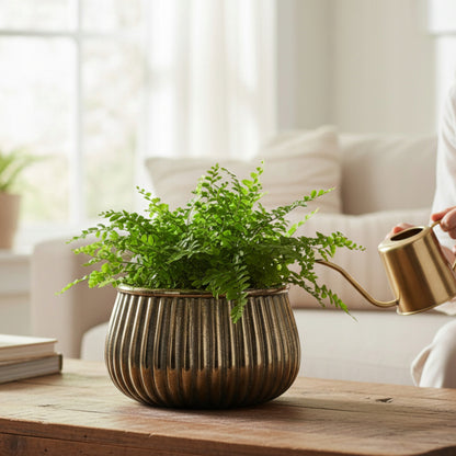 Złota osłonka na doniczkę kwiaty glamour loft nowoczesna dekoracja salonu