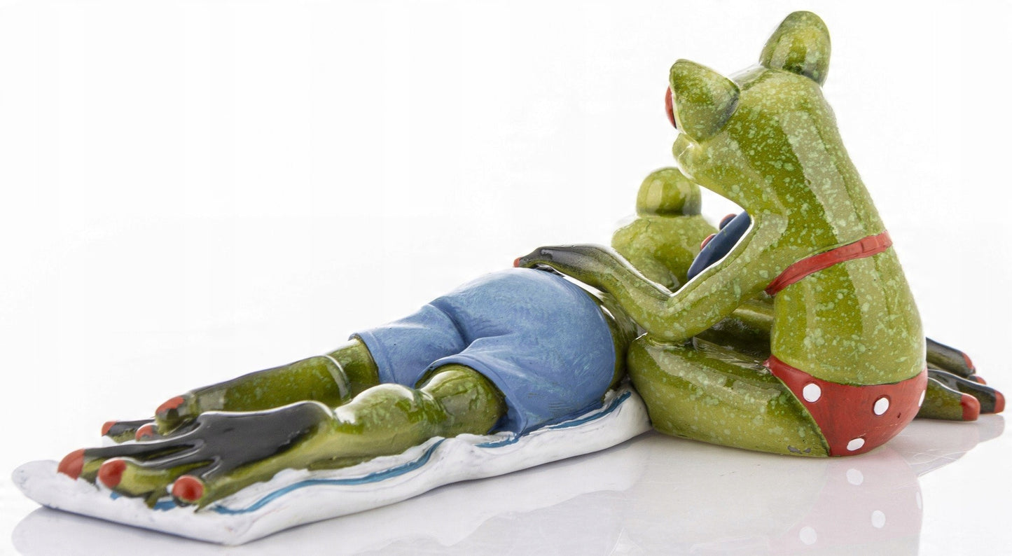 FIGURKA ŻABY PLAŻOWICZE 8,5x21x10cm żabki na wakacjach opalanie