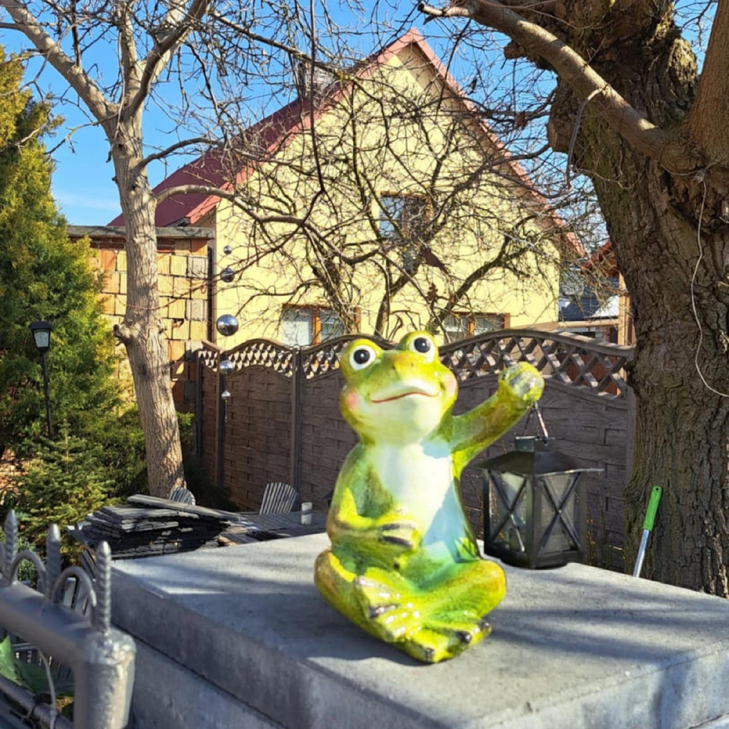 Figurka ogrodowa żaba z lampionem żabka 22 cm dekoracyjna