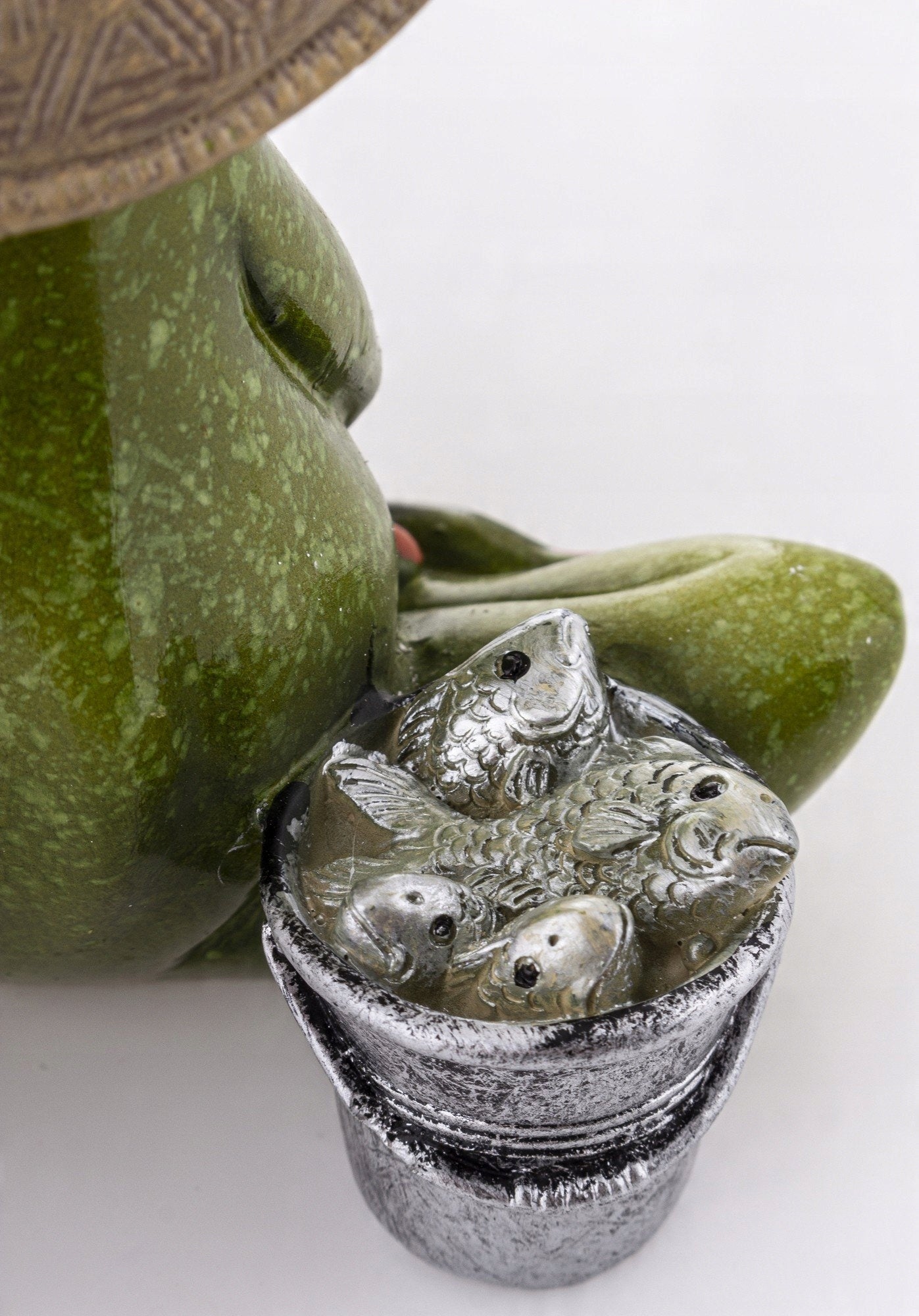 FIGURKA ŻABA RYBAK W KAPELUSZU 13,5x12x14cm wędkarz żabka