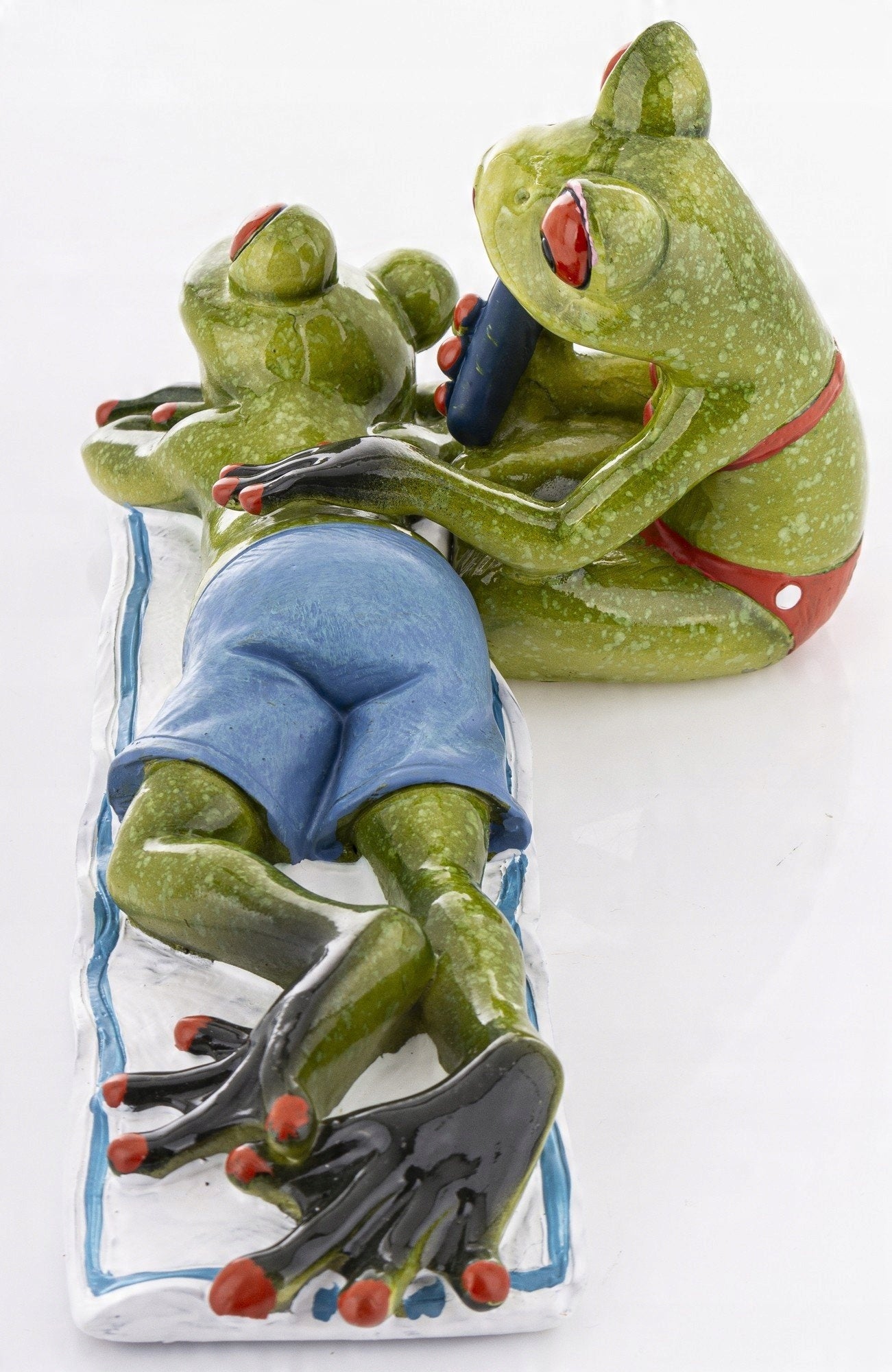 FIGURKA ŻABY PLAŻOWICZE 8,5x21x10cm żabki na wakacjach opalanie