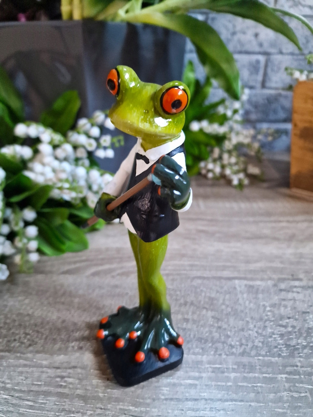 Figurka żaba pan żabka gra w bilard elegancik