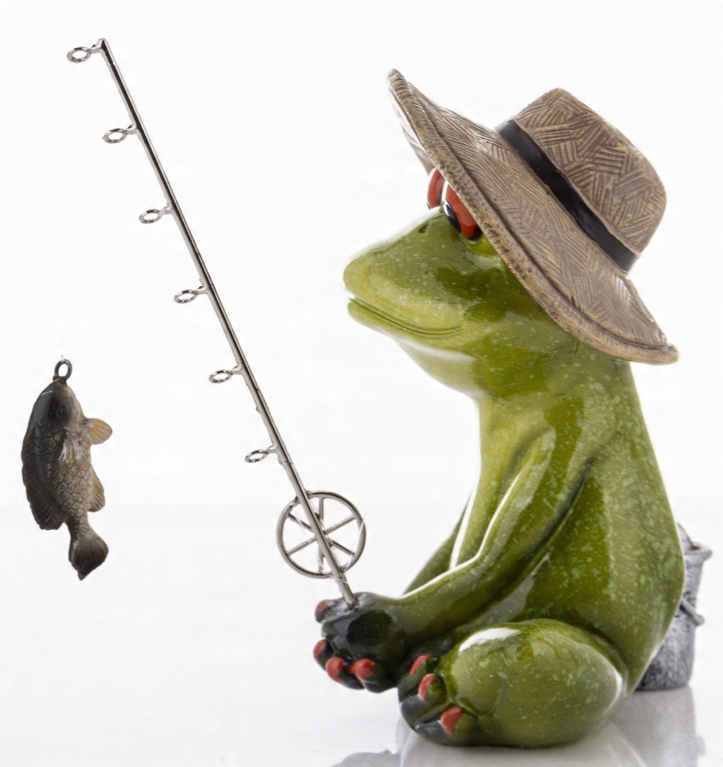 FIGURKA ŻABA RYBAK W KAPELUSZU 13,5x12x14cm wędkarz żabka