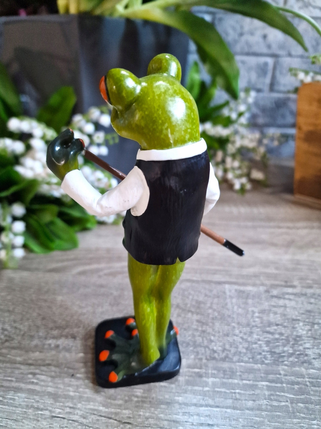 Figurka żaba pan żabka gra w bilard elegancik