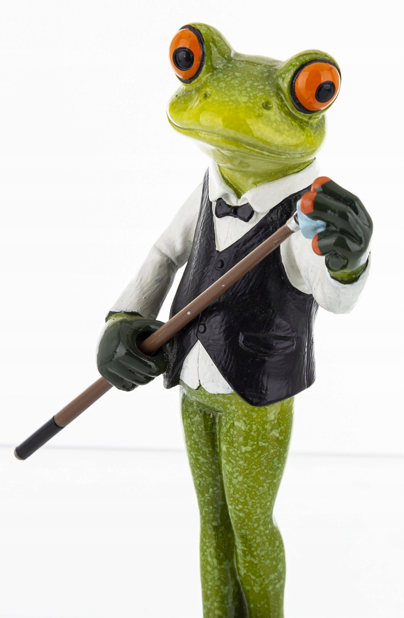 Figurka żaba pan żabka gra w bilard elegancik