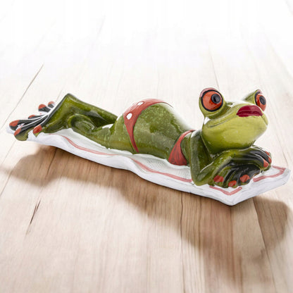 FIGURKA ŻABA PLAŻOWICZKA 5x17x6cm żabka na plaży opalanie